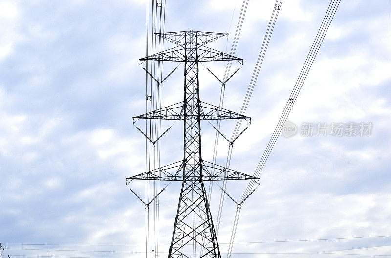 城郊高电力塔输送大功率电力电缆。