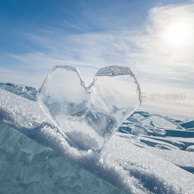 北极景观有一个透明的冰心，贝加尔湖的冰雪或极端的南极洲。冰柱冰面上心形的冰柱一颗冰冷的心。