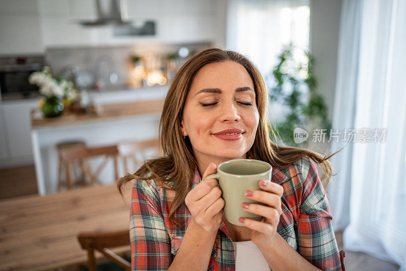 早晨舒缓的节奏——一位年轻女子在厨房里享受着早晨的咖啡