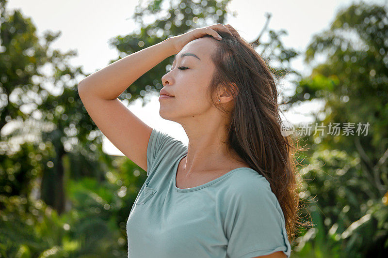 亚洲女性在大自然中感到平静与安宁