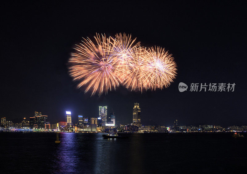 香港维多利亚港的烟花晚会。