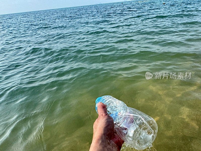 用手在海里捡塑料瓶