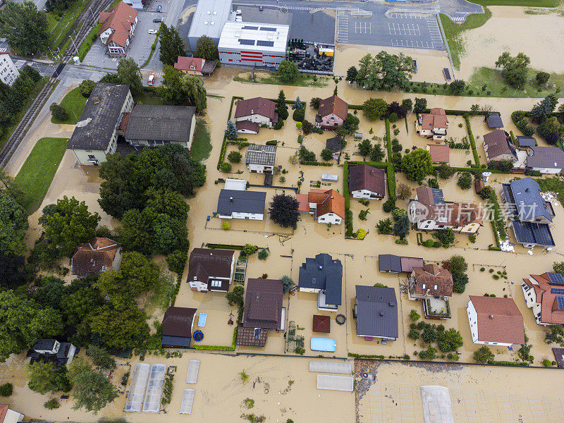 鸟瞰被洪水淹没的住宅区，街道和房屋被淹没，展示了自然灾害对社区的影响。地点:斯洛文尼亚的扎莱克