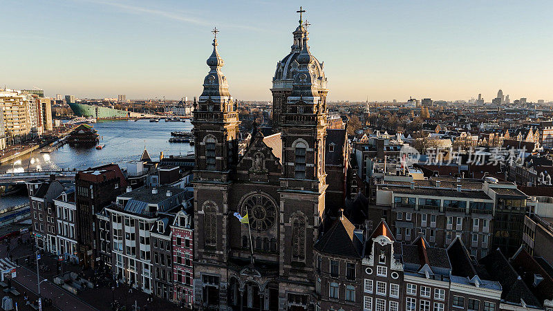 日落时的阿姆斯特丹圣尼古拉斯大教堂鸟瞰图，阿姆斯特丹的一座教堂，阿姆斯特丹的圣尼古拉斯教堂，阿姆斯特丹的圣尼古拉斯教堂