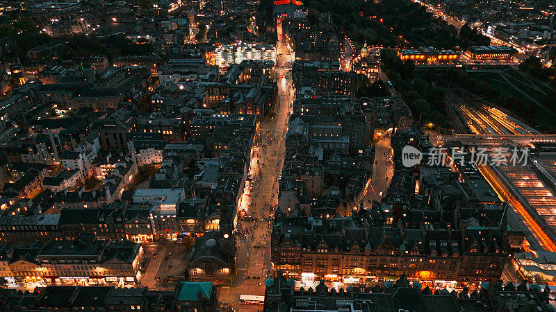 爱丁堡老城夜景鸟瞰图，爱丁堡老大教堂鸟瞰图，爱丁堡市中心，苏格兰哥特式复兴建筑，爱丁堡苏格兰旗
