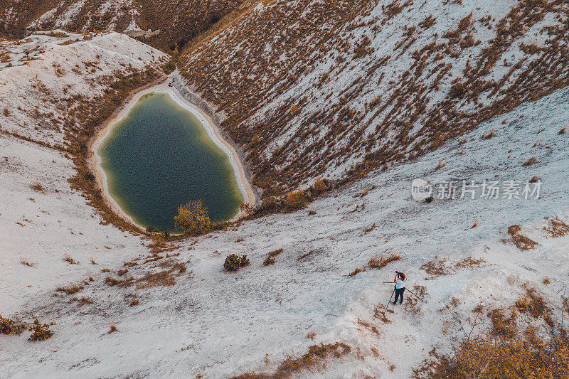 一个湖是在磷石膏废料上形成的，这是游客在乌克兰发现的，磷石膏废料形成了白色的山脉。