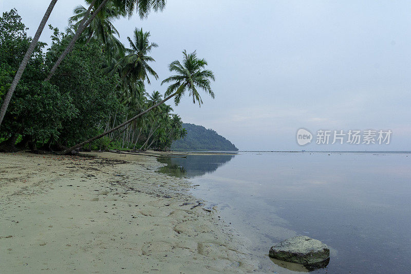 巴东尼瓦纳海滩黄昏全景