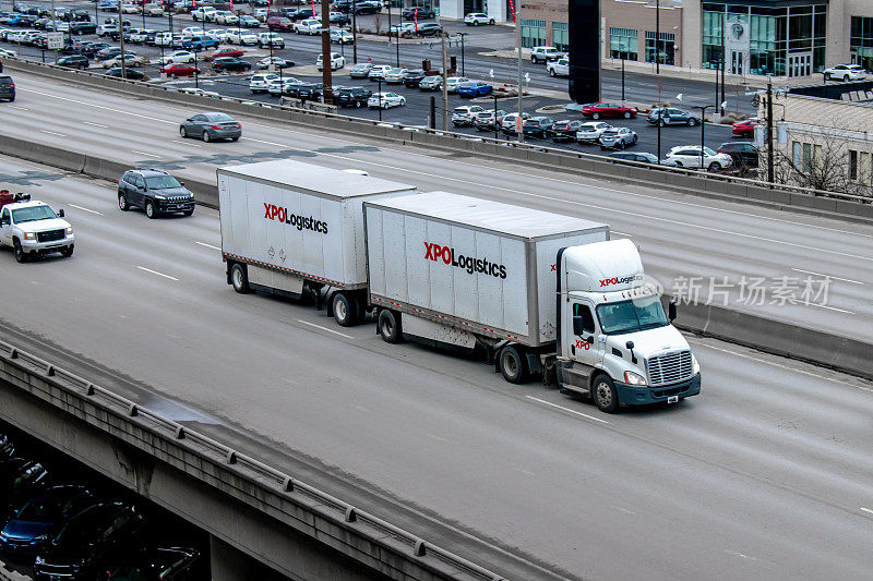 XPO物流半卡车行驶在90号州际公路在斯波坎，华盛顿美国。