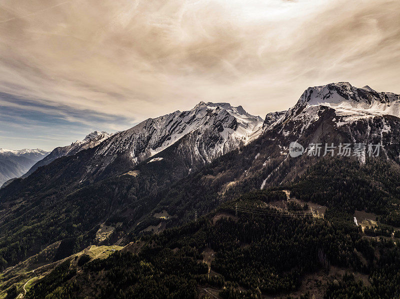 俯瞰阿尔卑斯山在瑞士格里森州的山顶。