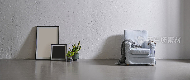 灰色石墙背景，框架，绿色植物花瓶，沙发扶手椅毯式，现代房间。