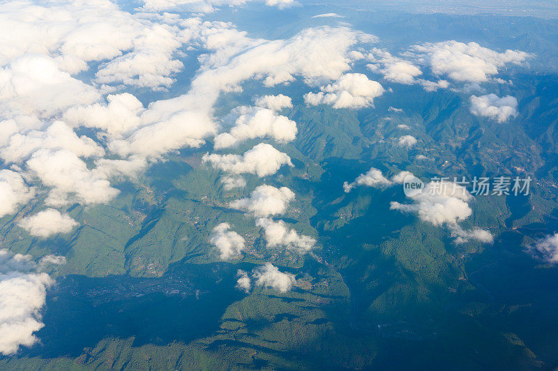 飞越日本的青山和自然多云的天空