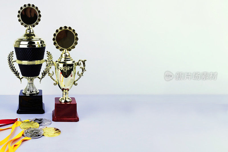颁发给获胜者的奖杯和奖牌。体育比赛。
