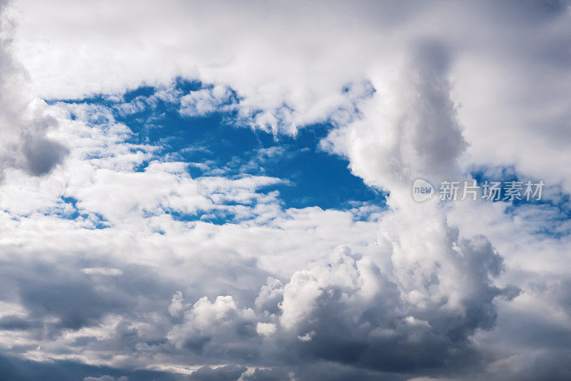 穆迪蓬松的云，自然的天空背景，只有多云的天空