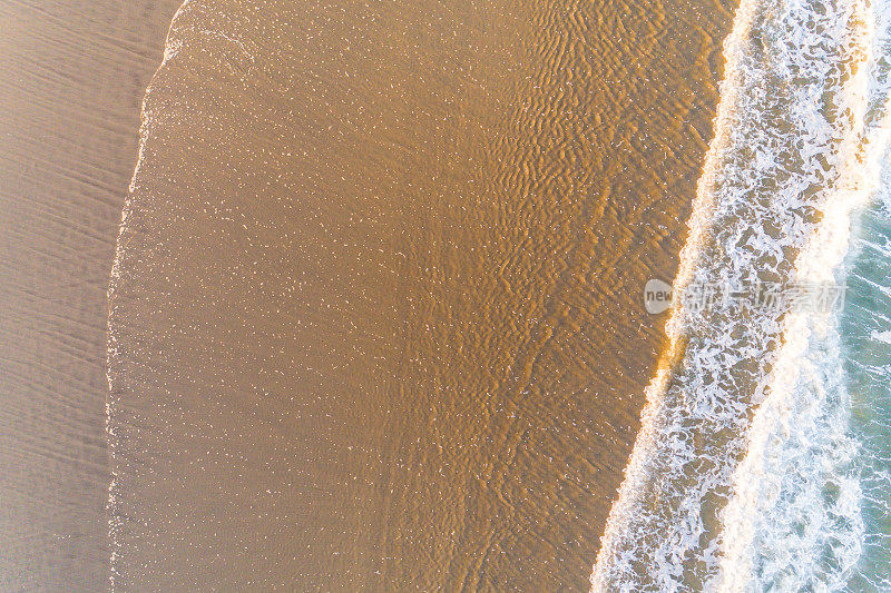 退潮时的海滩，无人机直接从空中俯瞰。夏天的概念