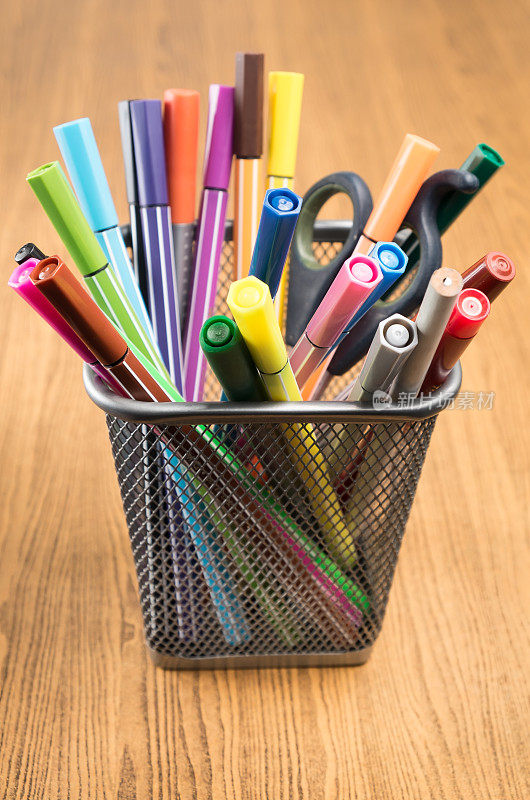 金属笔筒中的彩色笔