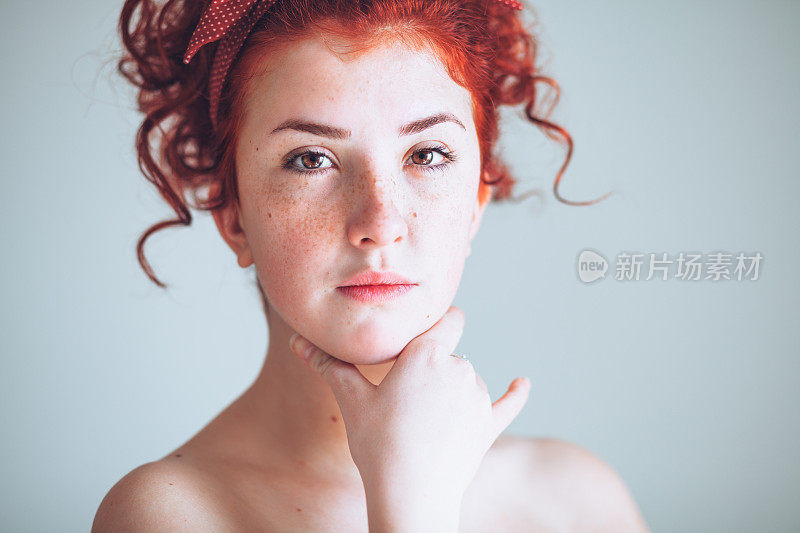 年轻漂亮的红头发女人