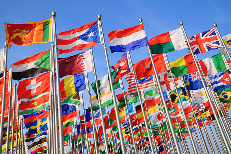 一张来自世界各地的国旗照片