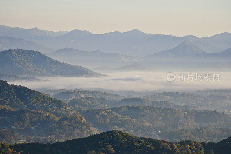 山上雾蒙蒙的早晨