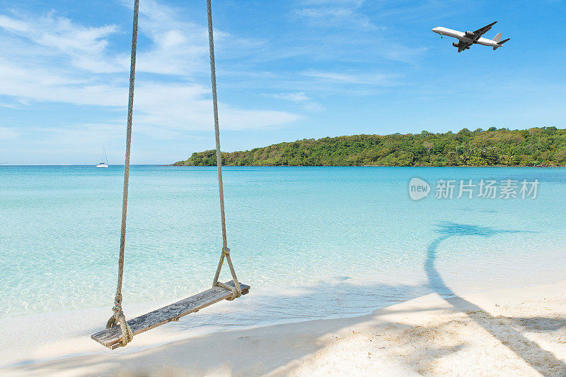 飞机抵达泰国普吉岛热带海滩。