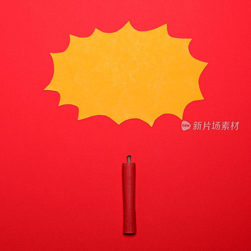 炸药棒与空黄色云标志上方的红色背景-爆炸概念-最小的设计