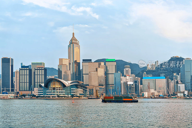 日落时分，香港维多利亚港的集装箱船
