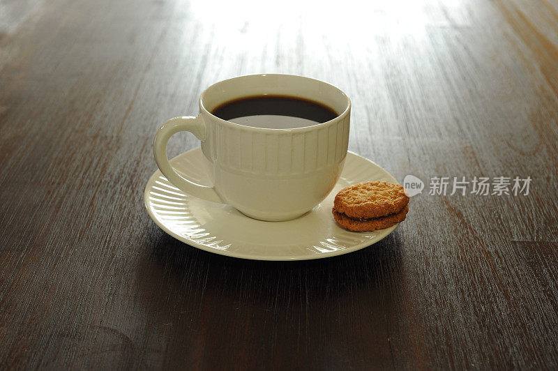 加饼干的白咖啡杯。