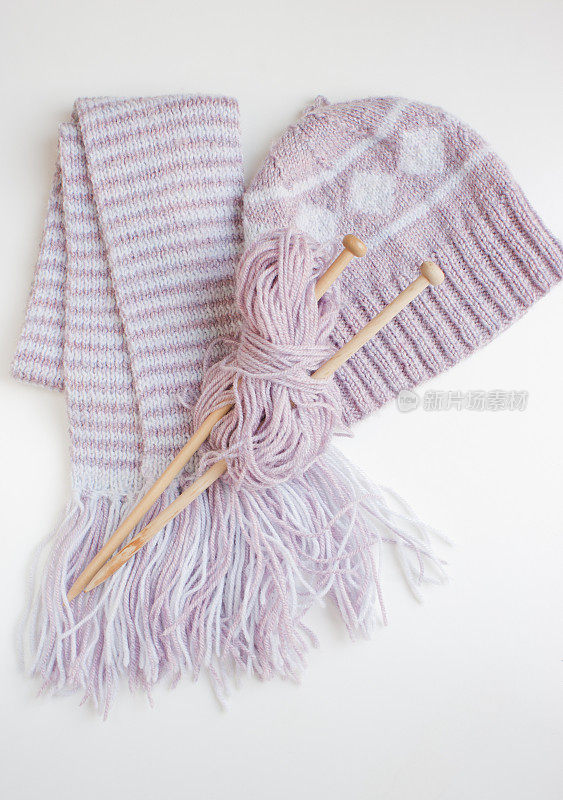 针织针，羊毛围巾，冬帽。