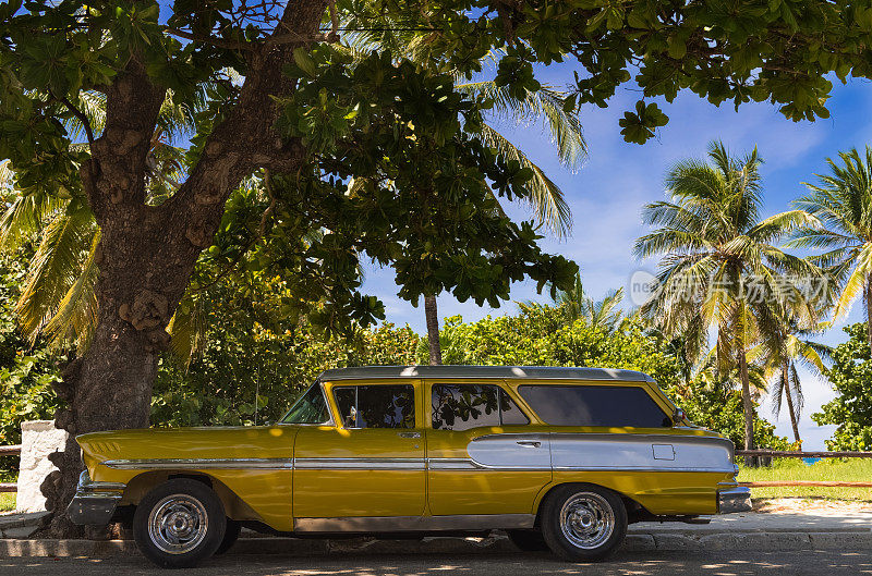 美国黄金老爷车停在古巴的巴拉德罗
