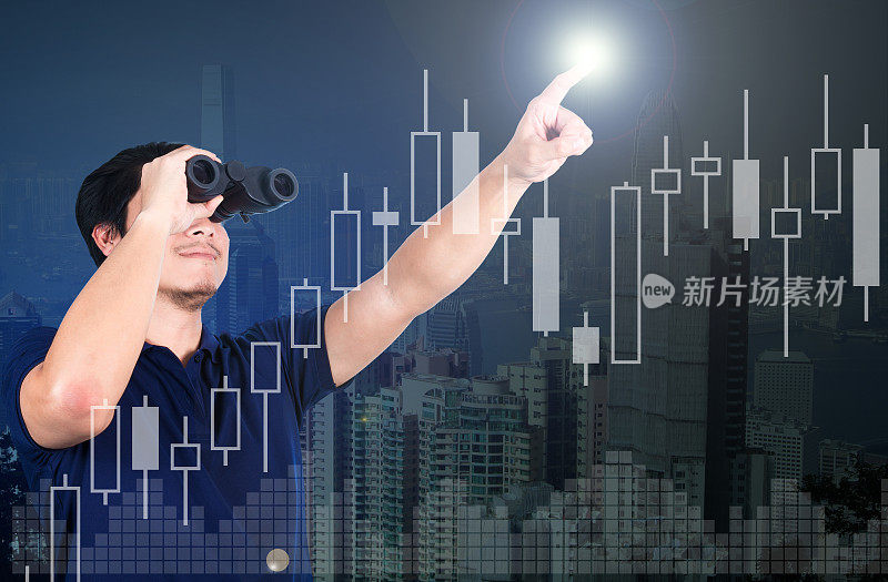 亚洲投资者用双筒望远镜进行双重曝光。超越抽象的城市背景，商业愿景理念。