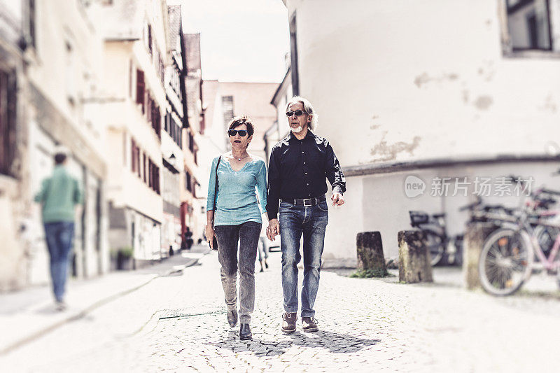 一对老年夫妇走过德国Tübingen的街道