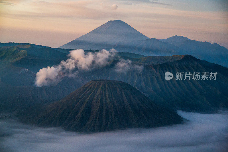 日出时的布罗莫火山