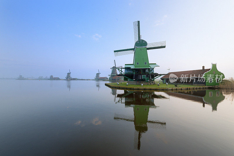 荷兰传统的日出前风车