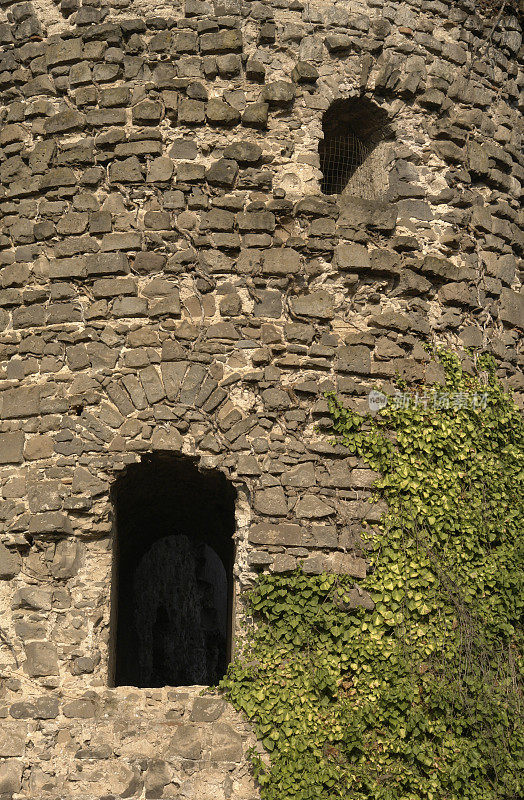 一座古老城堡的窗户