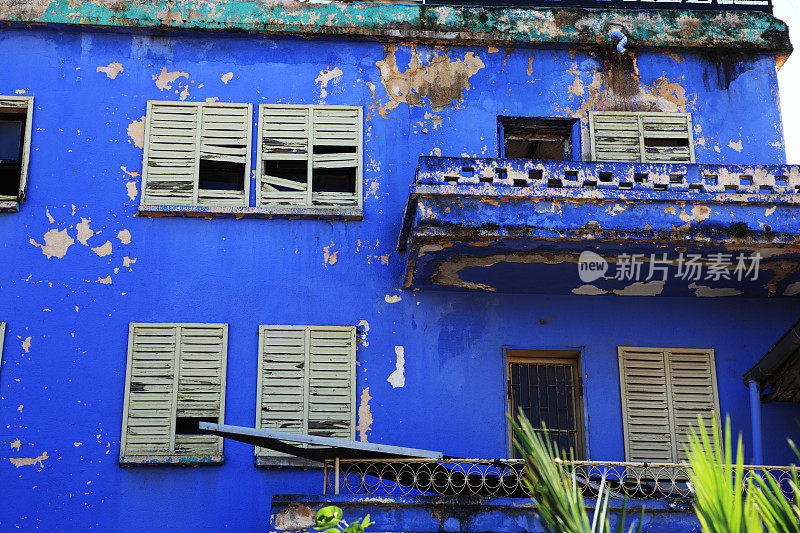 蓝色建筑外墙油漆剥落状况恶劣
