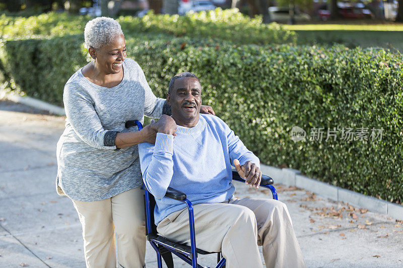 老女人和她的丈夫坐在轮椅上