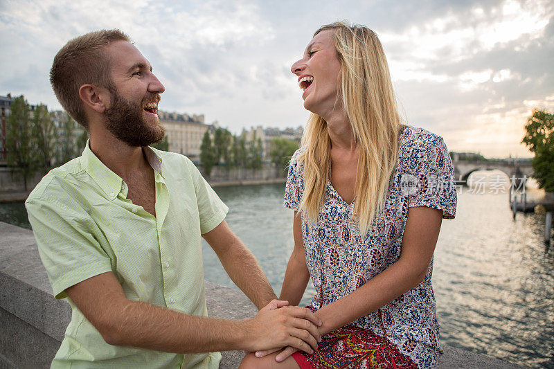巴黎夏日的桥上，一对快乐的年轻夫妇