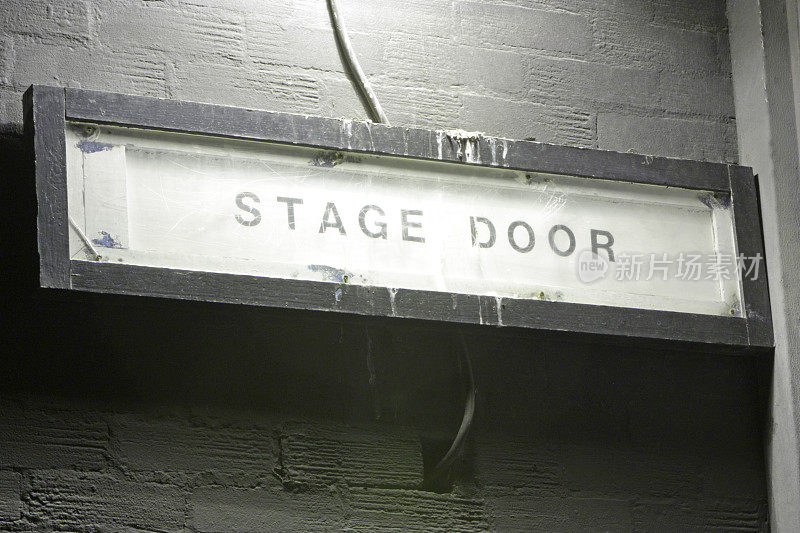 舞台上的门