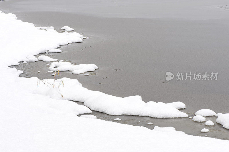 湖岸的雪