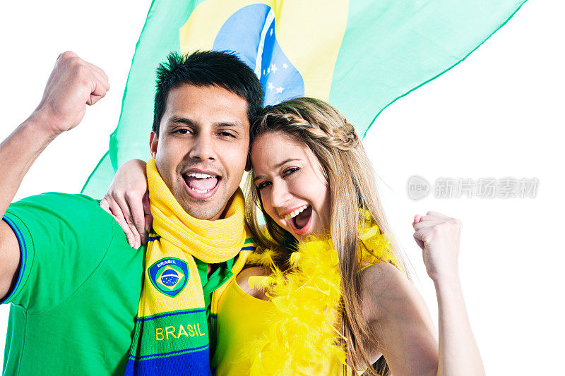 两名巴西体育迷向他们的球队挥手欢呼