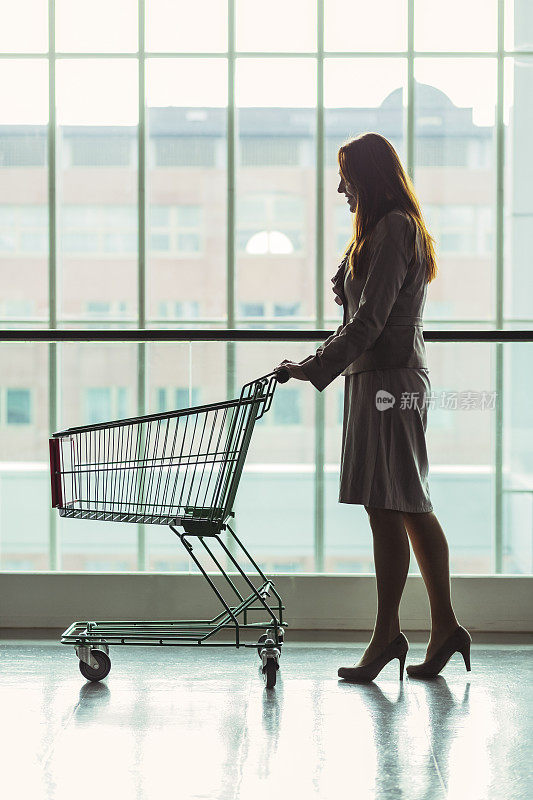 女商人推着空购物车