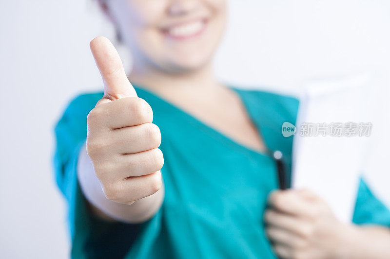 女医生竖起大拇指的特写镜头