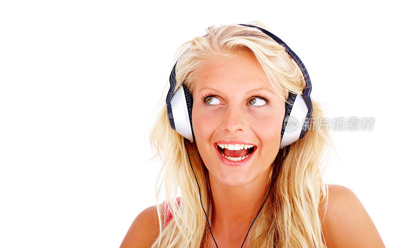 年轻漂亮的女人戴着耳机听音乐
