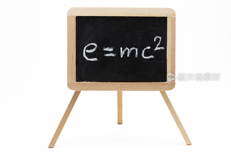 黑板上有爱因斯坦公式