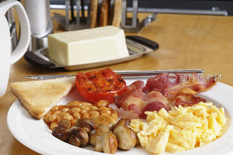 完整的英式早餐在厨房的布局肖像
