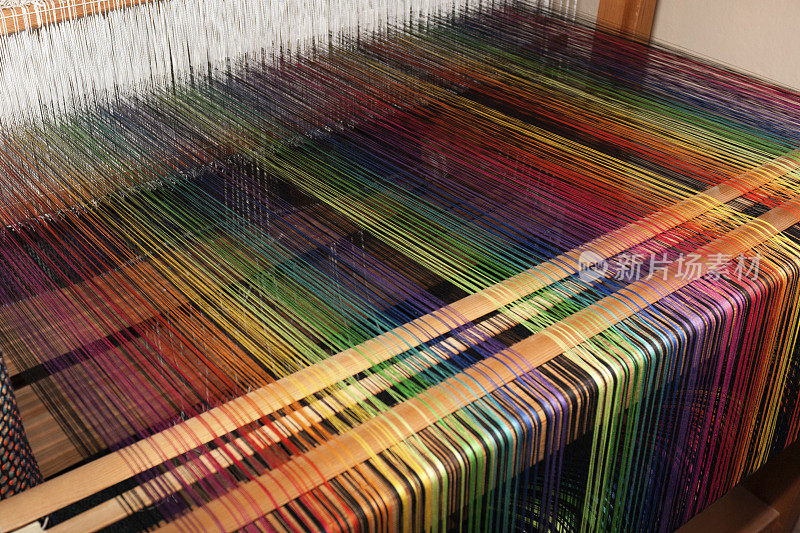 织布机上的彩虹色线