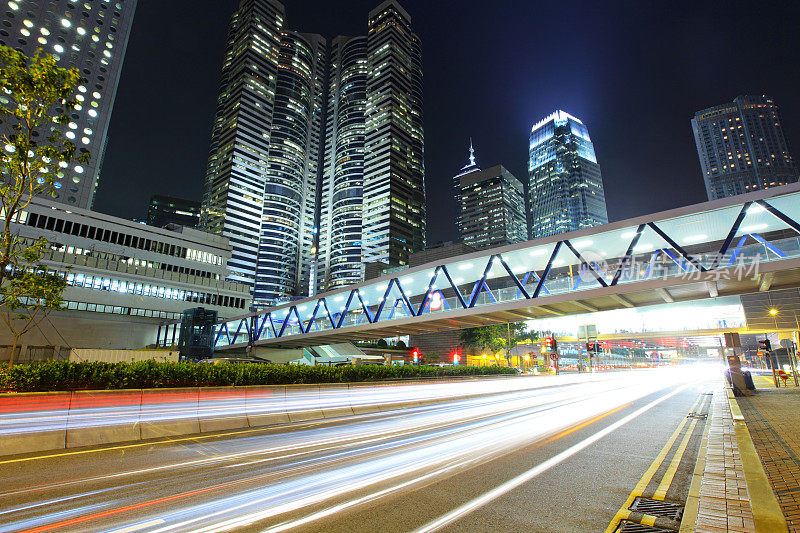 城市在夜间与交通路径