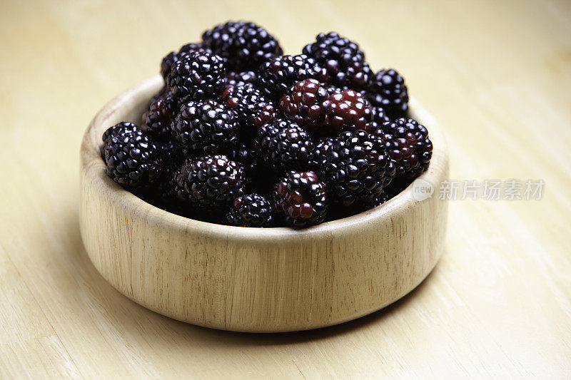 竹碗里的黑莓