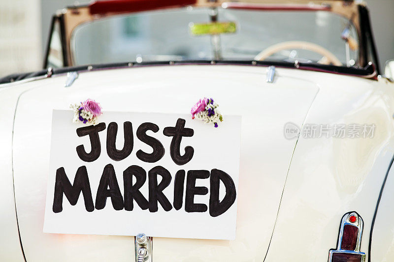 刚结婚的标志附在敞篷车的后备箱