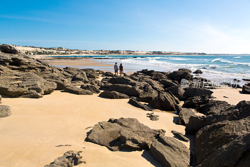 莫桑比克，楠普拉省，安哥什，一对情侣在海滩上散步。