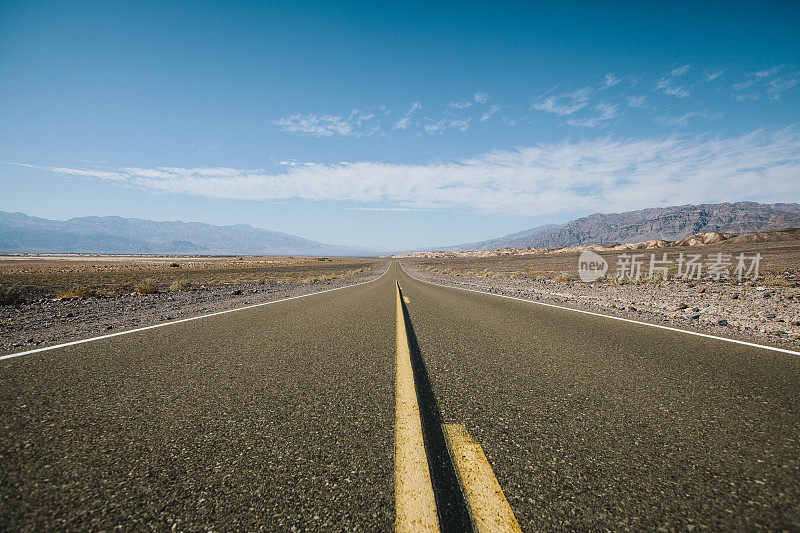 通往无限可能的沙漠公路。